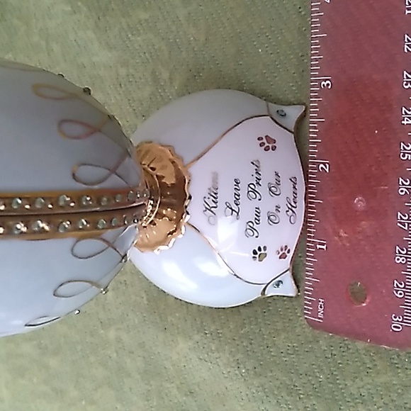 Heirloom Porcelain Musical Collection "Kitten Dreams"  Musical Egg - Picture 15 of 16